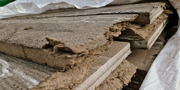 Mineralfaserverbundplatten werden in Gebäuden zur Schall-, Brand- oder Wärmeschutzdämmung als Decken- oder Wandbauplatten eingesetzt.